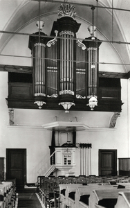 13749 Interieur van de Nederlands-Hervormde kerk (Kerkstraat 11) te Mijdrecht: het orgel en de preekstoel.N.B. De ...